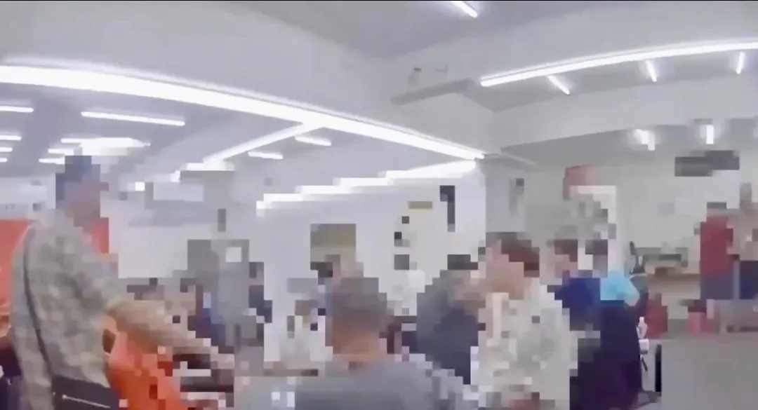 警方突襲西門町棋牌社查獲職業賭場。（圖／翻攝畫面）