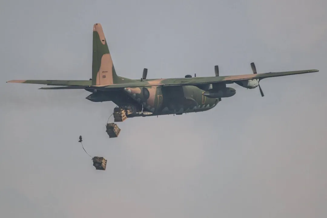 C-130H運輸機物資空投演練。(圖/截自空軍臉書)