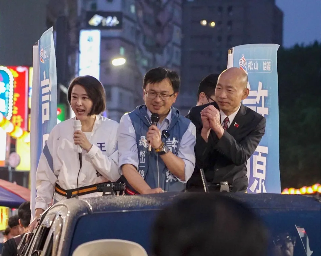 立法院長韓國瑜昨與立委王鴻薇16日陪同台北市議員參選人許原榮車掃拜票。(圖/王鴻薇臉書)