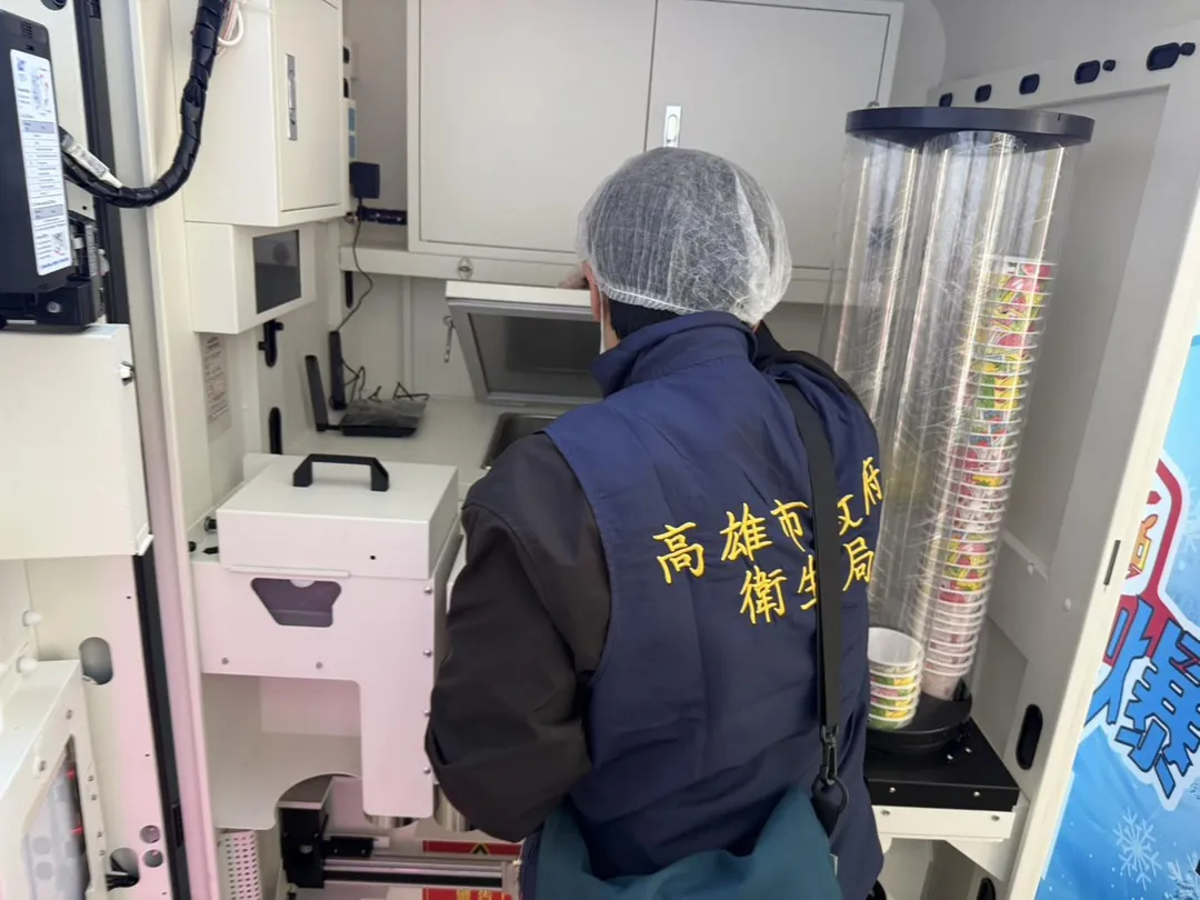 高雄新崛江一台冰淇淋販賣機近日傳出食安風波。消費者在網路爆料，從該機台購買的冰品入口竟滿是酸味，與預期的甜味冰淇淋相差甚遠。(圖/高雄市衛生局)