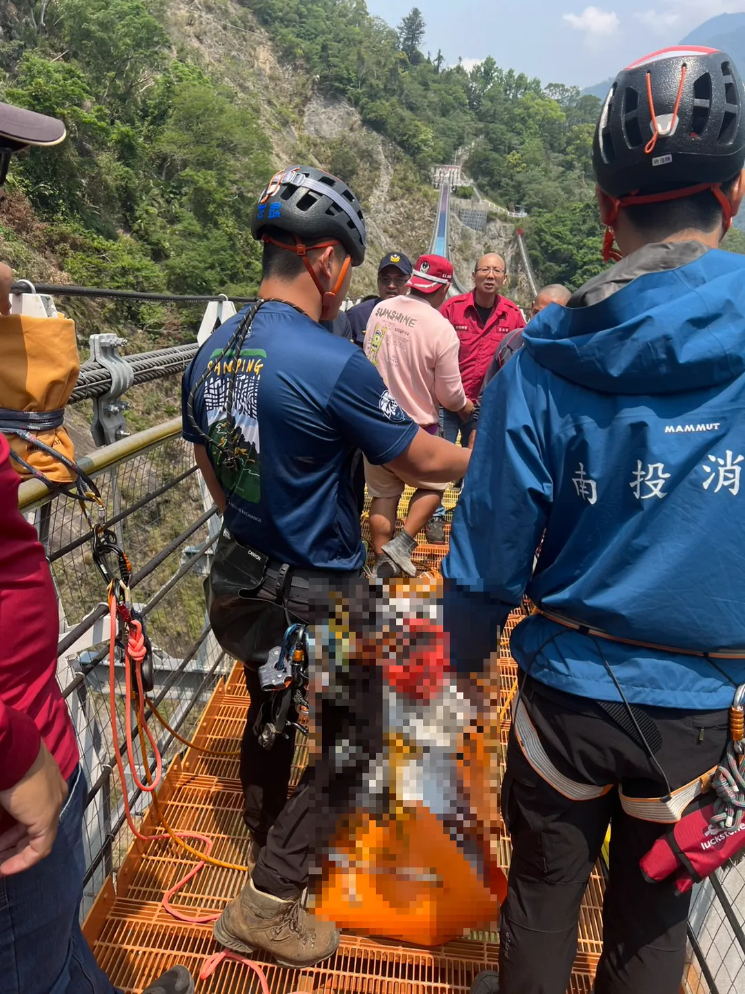 警消將遺體吊掛拉回橋面。(圖/南投消防局提供)