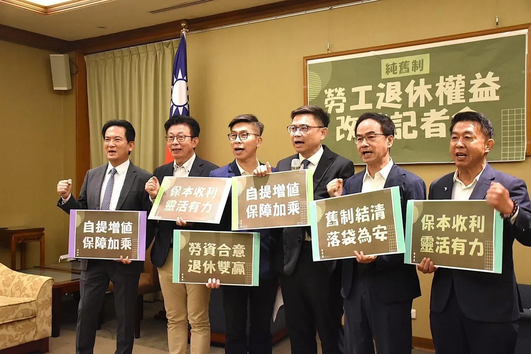 民進黨立委賴瑞隆（右三）17日率一眾綠委召開記者會，端出勞退改革牛肉。（圖／賴瑞隆辦公室提供）