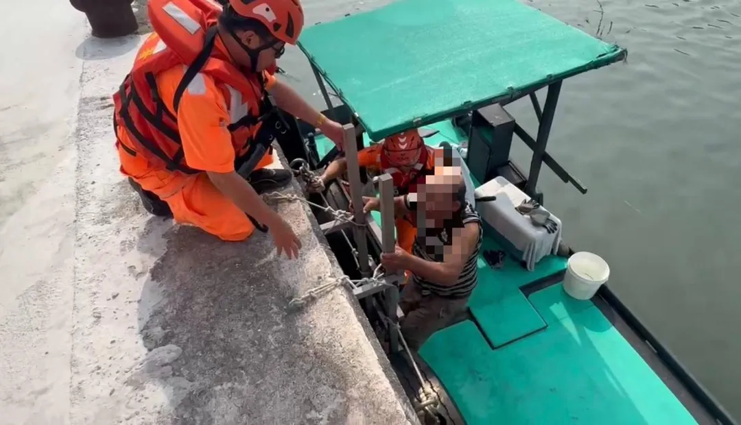 落海的船長被救起後自行爬上岸。（圖／翻攝畫面）