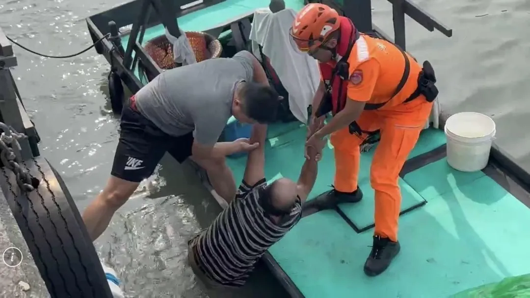 海巡人員及時將船長救起。(圖/翻攝畫面)