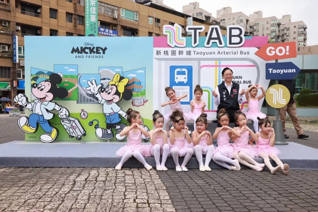 TAB新桃園幹線推出彩繪公車。(圖/桃園市府)