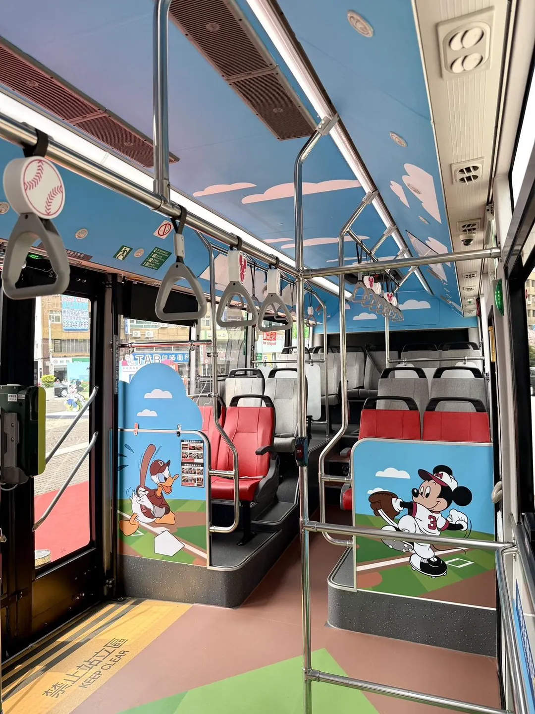 米奇主題彩繪公車內部。(圖/桃園市府)