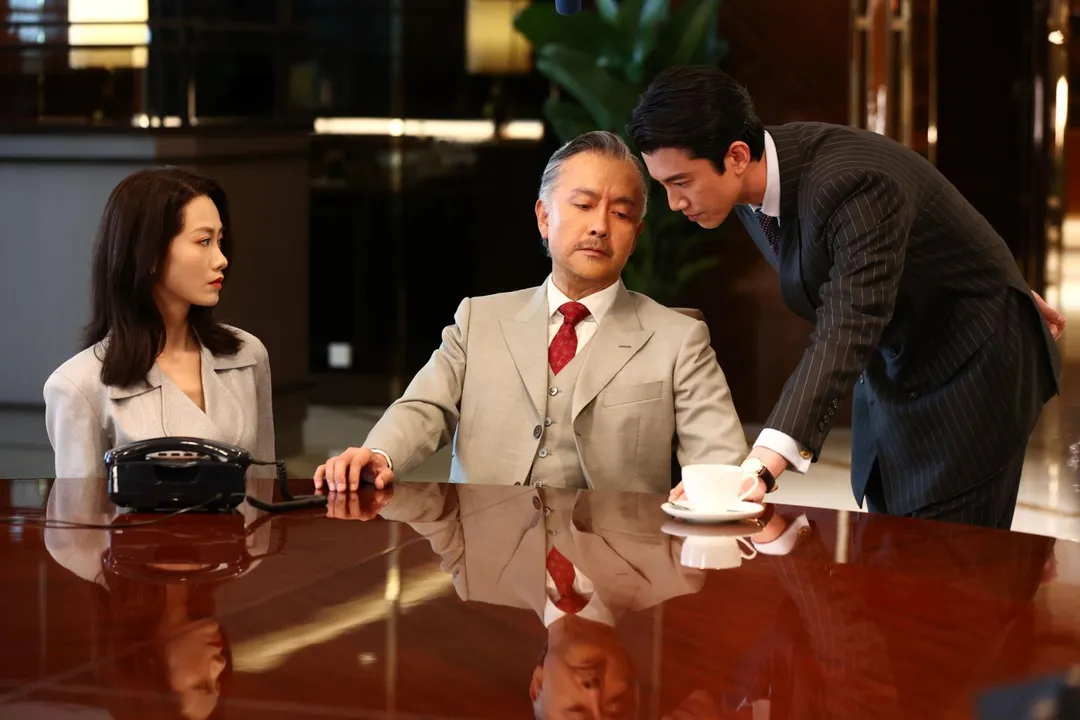 吳慷仁（右）扮演首富家長子。將手伸向了警界。（圖／華映娛樂 提供）