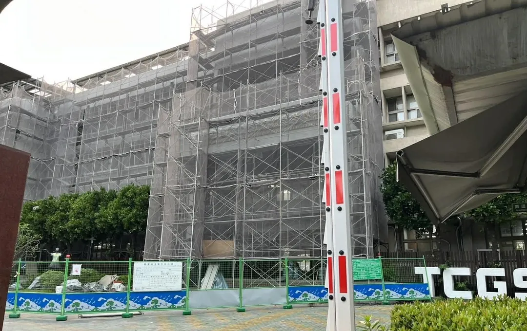 部分教室因施工窗戶跟冷氣無法開學生苦不堪言。（圖／讀者提供）