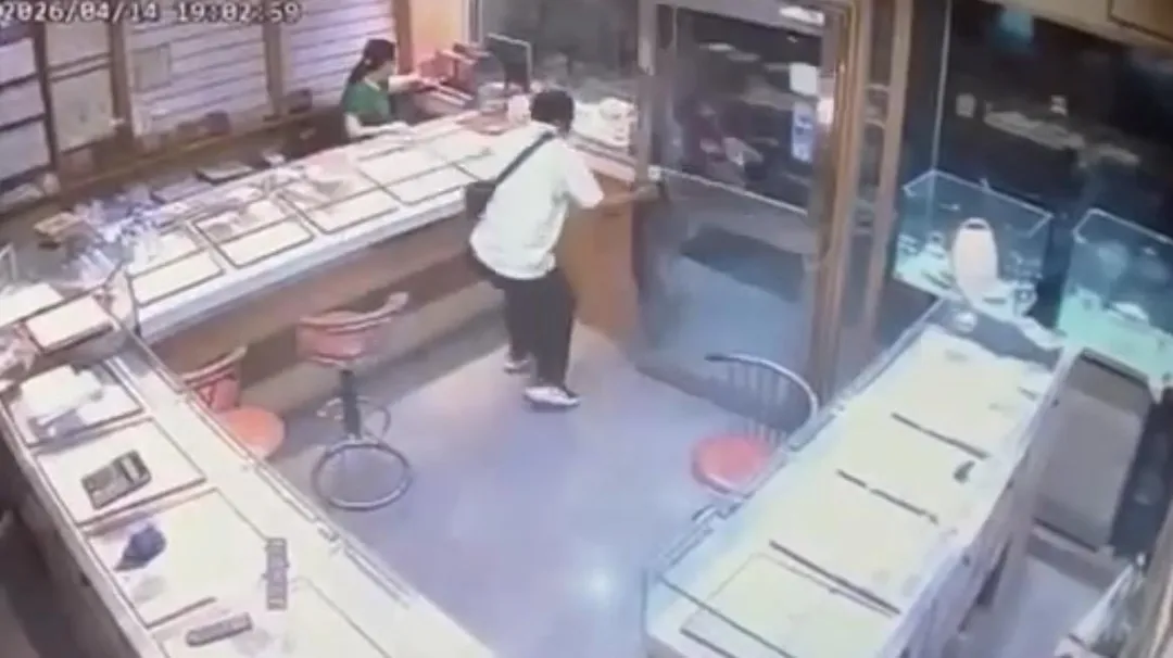 男子假裝挑選金飾趁機行搶逃離現場。(圖/翻攝畫面)