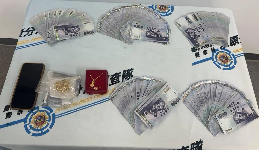 警方查扣金飾與贓款。(圖/翻攝畫面)