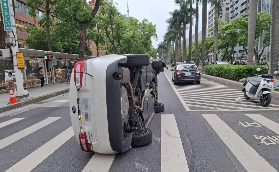 車輛翻車現場。(圖/翻攝畫面)