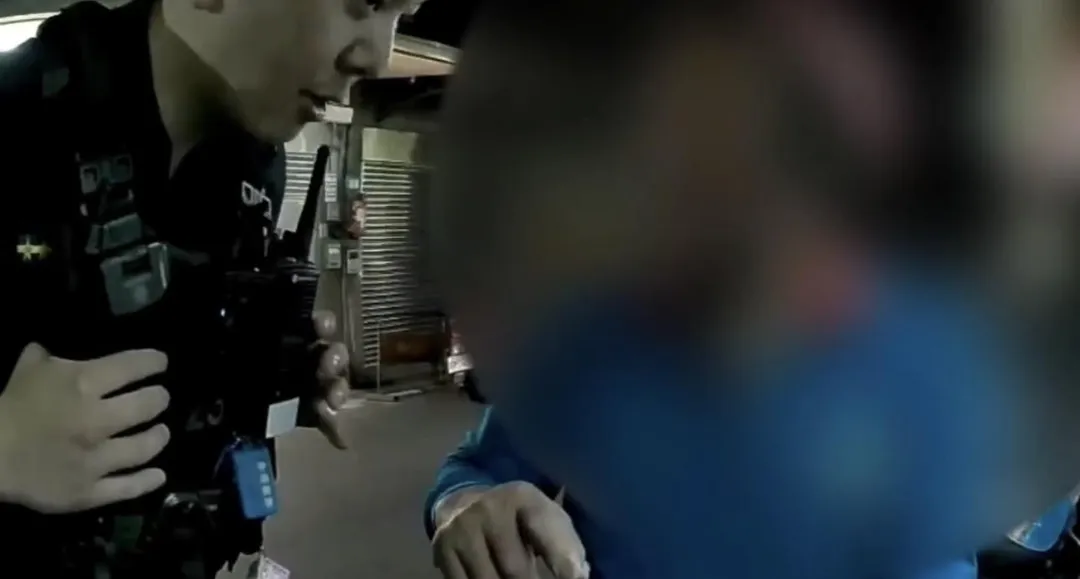 老翁遭警方帶回依法偵辦。（圖／翻攝畫面）