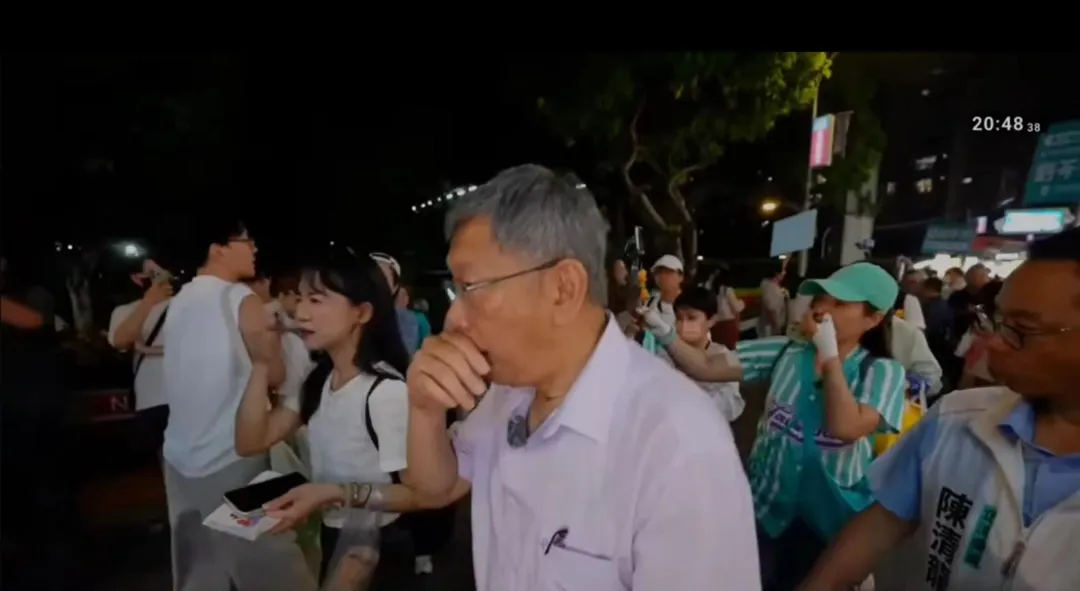 柯文哲在逢甲夜市掃街，疑似遭噴辣椒水嗆咳。(圖/截自劉芩妤提供影片)