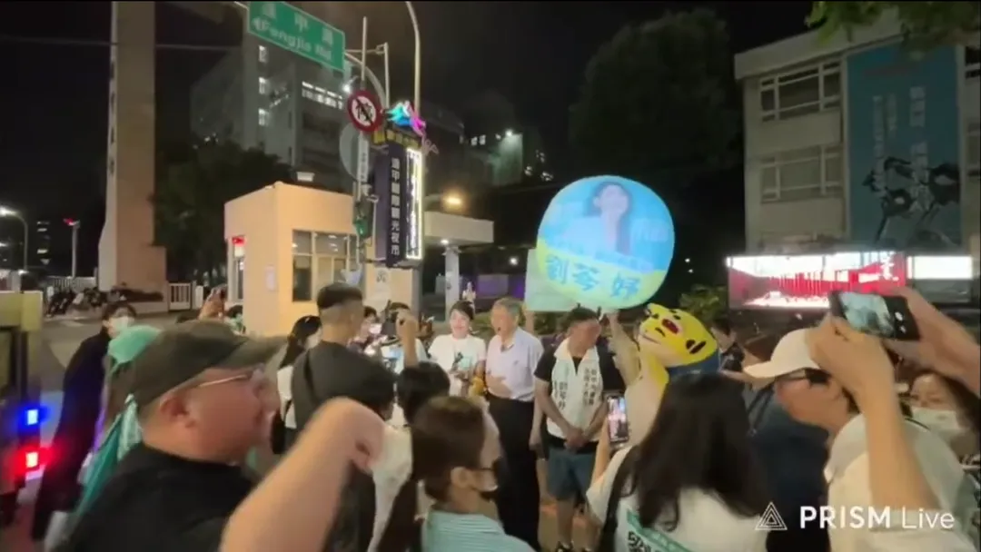 柯文哲陪同劉芩妤在逢甲大學附近掃街。(圖/截自劉芩妤提供影片)
