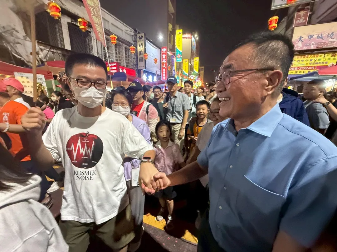 參與大甲媽祖遶境的鄉親熱情與李四川寒暄及合影。（圖／李四川辦公室提供，下同）