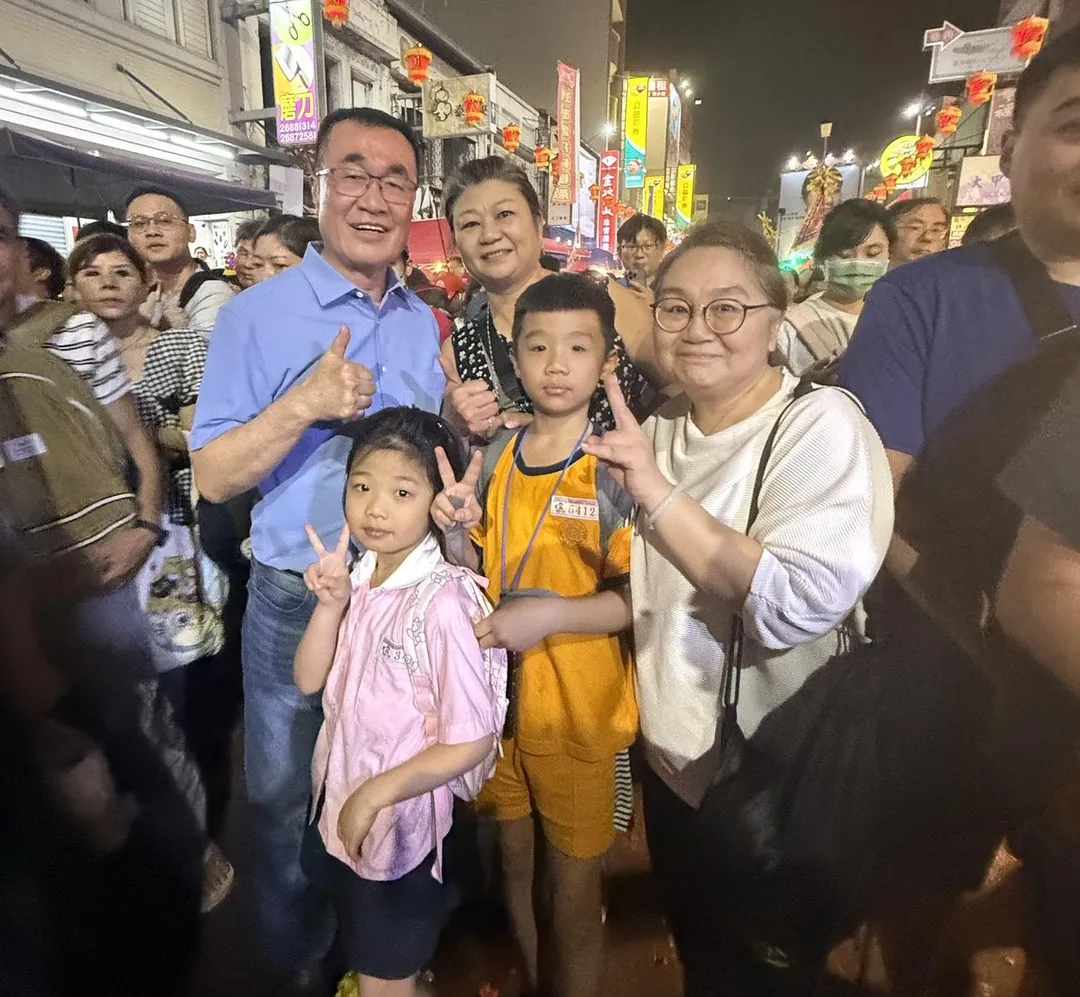參與大甲媽祖遶境的鄉親熱情與李四川寒暄及合影。（圖／李四川辦公室提供，下同）