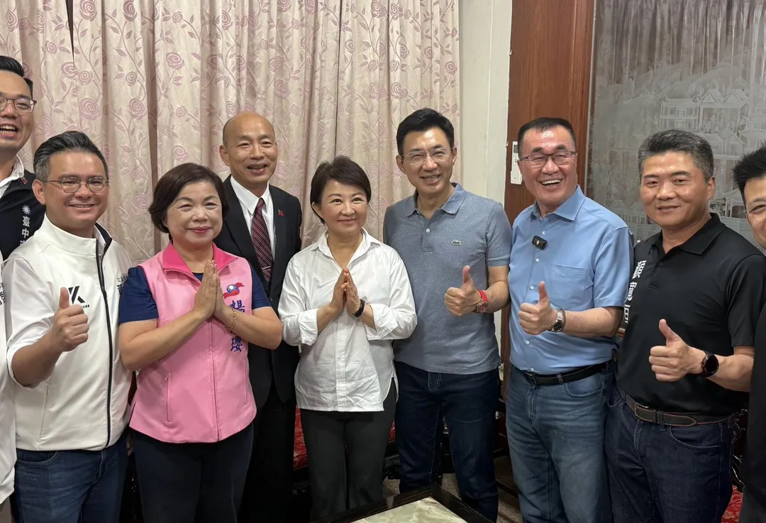 左起立委黃健豪、楊瓊瓔、立法院長韓國瑜、台中市長盧秀燕、立法院副院長江啟臣、新北市長參選人李四川、立委顏寬恒共同合影。（圖／李四川辦公室提供）