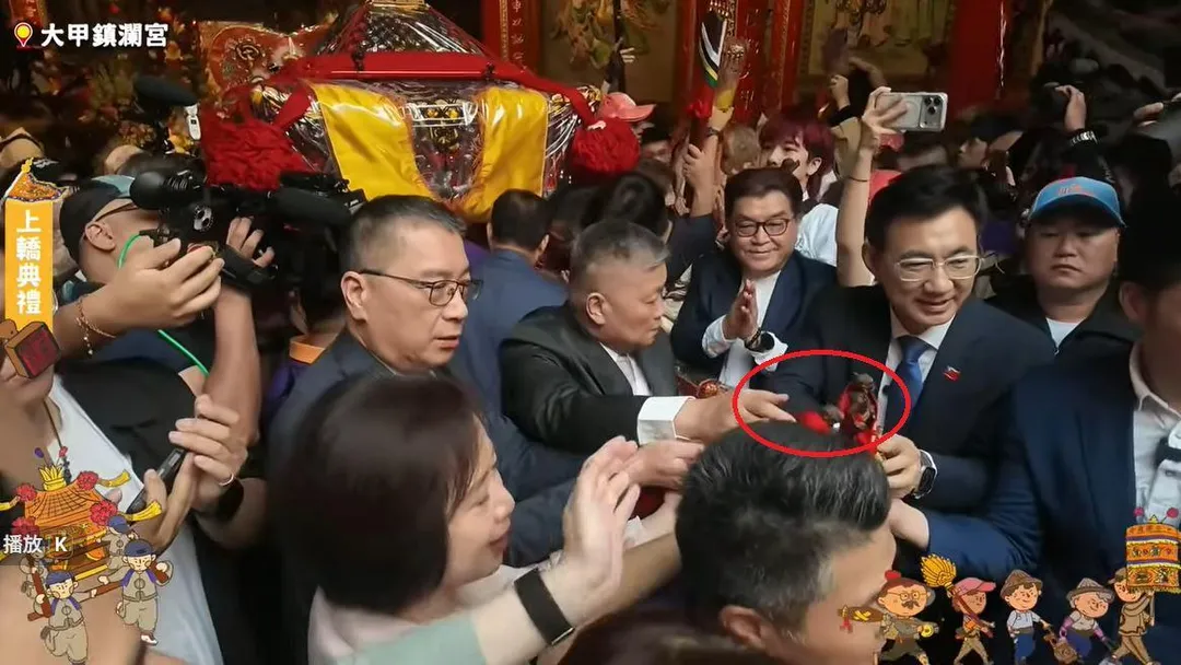鎮瀾宮千里眼將軍不慎落地。（圖／翻攝自大甲鎮瀾宮臉書）