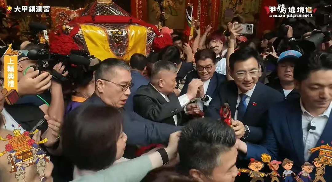 徐國勇第一時間發現千里眼將軍墜落，並試圖伸手阻擋。（圖／翻攝自大甲鎮瀾宮臉書）