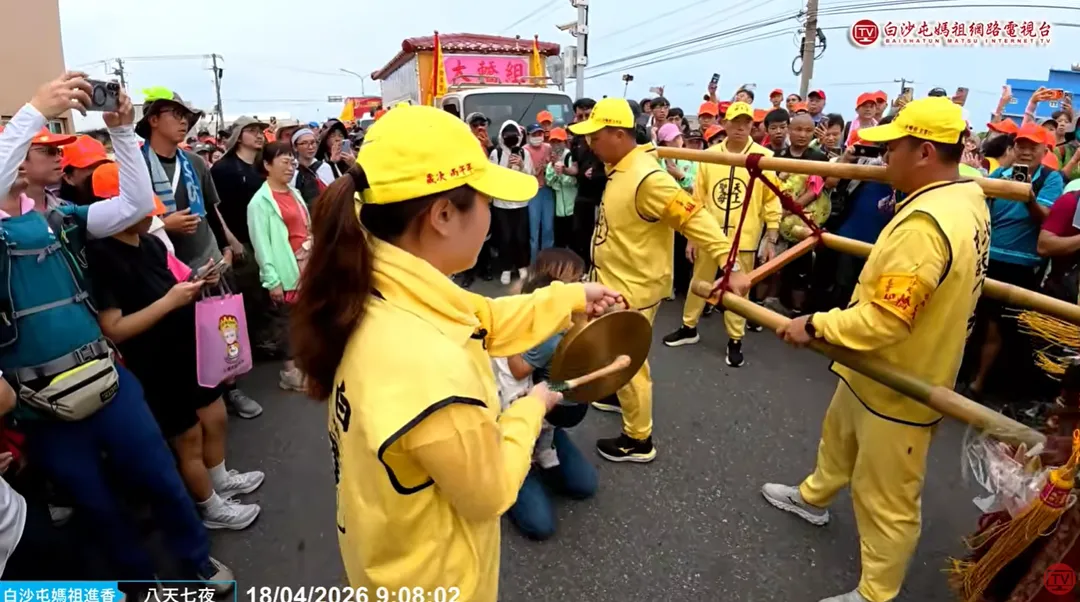 媽媽抱著孩子跪下，獲得媽祖賜福。（圖／翻攝自白沙屯媽祖網路電視台，下同）