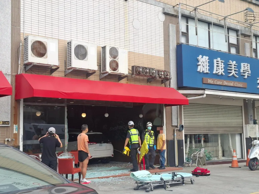 轎車撞進85度C店內。(圖/翻攝自「我是頭份人」臉書公開社團)