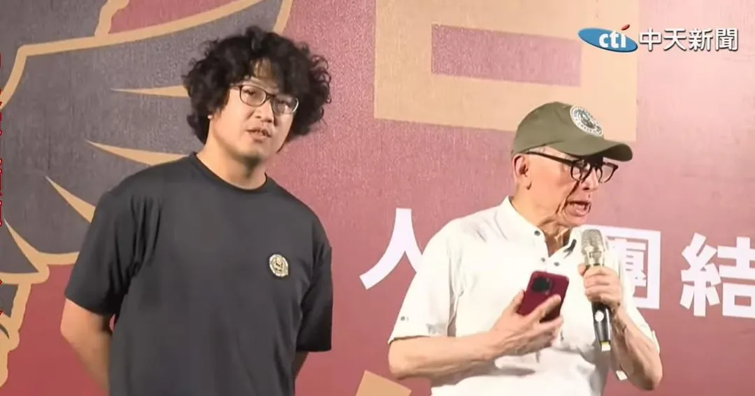 圖為沈伯洋和曹興誠2025年4月出席「拒絕統戰、守護台灣」活動。（圖/中天新聞）