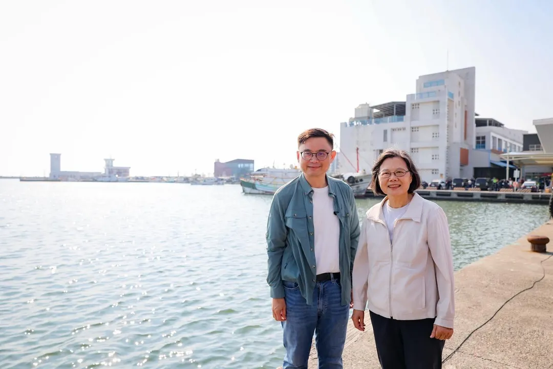 賴瑞隆近來找蔡英文來助選。（圖取自賴瑞隆臉書）