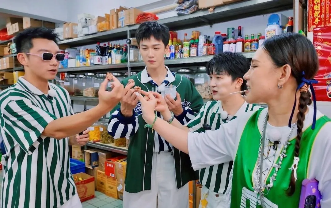 鄭愷（ 左起）、李昀銳、周深、謝依霖在《奔跑吧》第13季一起玩遊戲。（圖／中天綜合台提供）