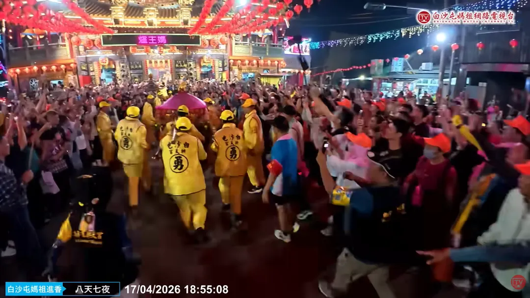 福安宮外的信眾將街道圍得水洩不通，高喊「進喔」！（圖／翻攝自YouTube@baishatun_tv）