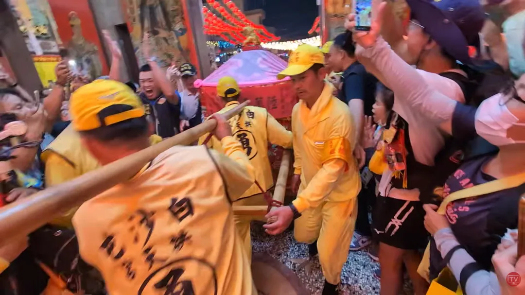 白沙屯媽祖17日晚間駐駕彰化溪湖鎮福安宮，上萬名守候的信徒歡呼迎接白沙屯媽祖。（圖／翻攝自YouTube@baishatun_tv）