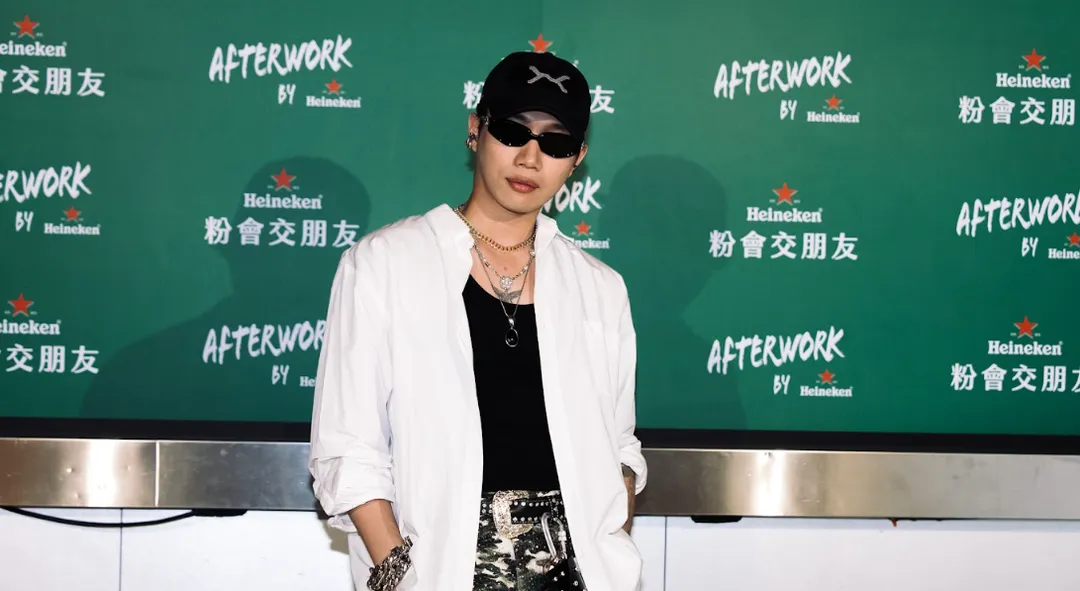 ØZI 18日出席啤酒品牌記者會，和媒體閒聊近況。（圖／Heineken提供）
