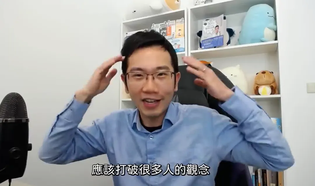 擁有89萬訂閱者的YouTuber蒼藍鴿近日發布徵才公告，開出月薪3萬5千元至5萬5千元的職缺，招募「攝影企劃兼社群行銷」人員，引發網友熱議。（圖／蒼藍鴿的醫學天地YT）