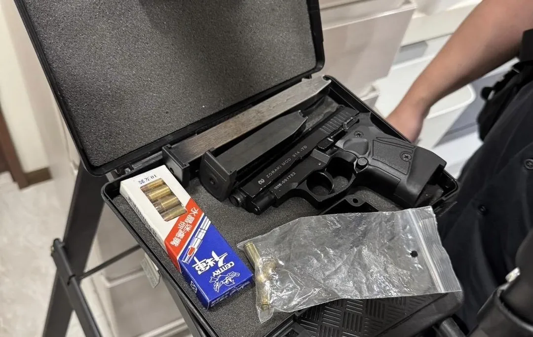 警方查獲罕見的土耳其製衝鋒手槍。（圖／翻攝畫面）