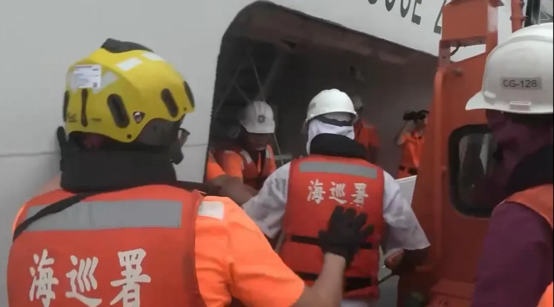 海洋委員會海巡署投入雙艦力量，針對失聯漁船進行搜救行動。（圖／翻攝畫面）