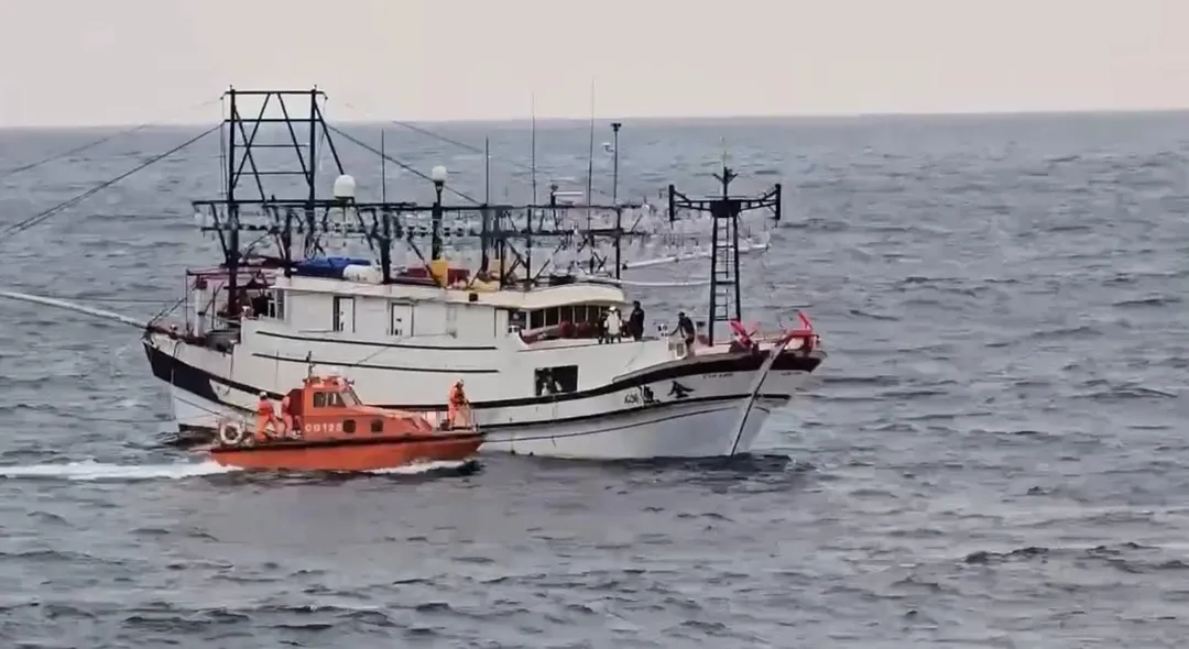 海洋委員會海巡署投入雙艦力量，針對失聯漁船進行搜救行動。（圖／翻攝畫面）