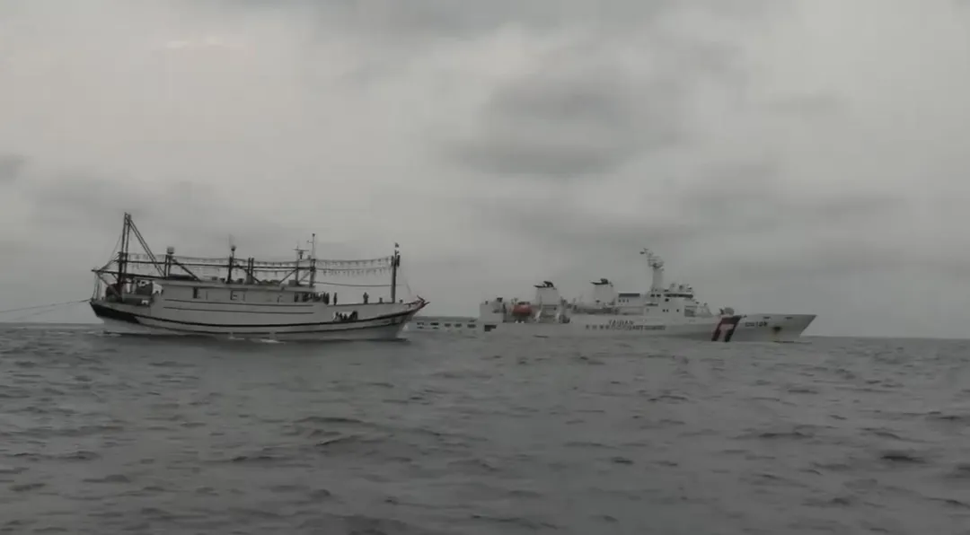 海洋委員會海巡署投入雙艦力量，針對失聯漁船進行搜救行動。（圖／翻攝畫面）