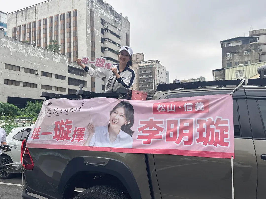 李明璇18日搭上跟新竹市長高虹安借的皮卡車赴吳興市場，衝刺19日將登場的黨內民調初選。（圖／李明璇競辦提供）