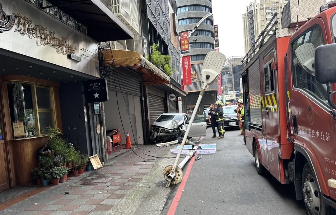 通緝男開車撞斷燈桿肇事逃逸。（圖／翻攝畫面）