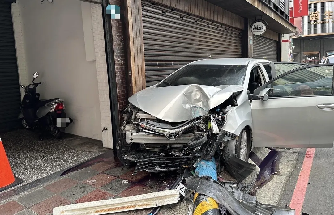 警方到場時駕駛已逃離現場。（圖／翻攝畫面）