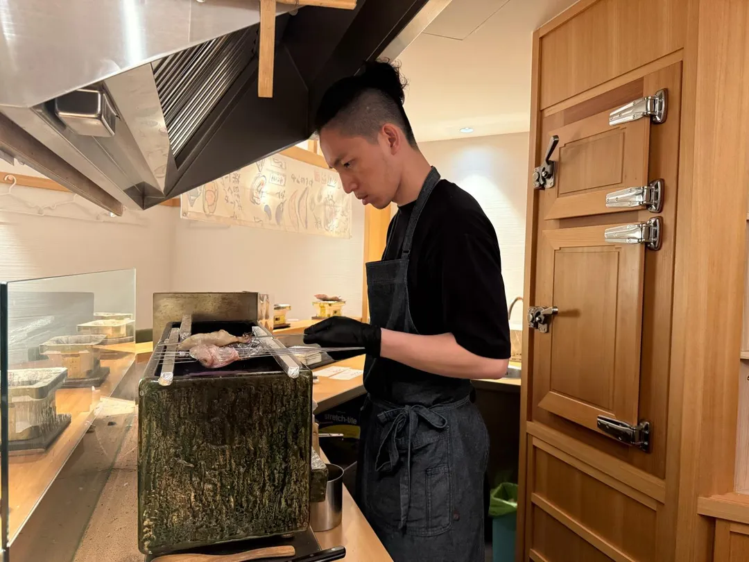 對魚投入的神情。（圖／黃宏輝提供）