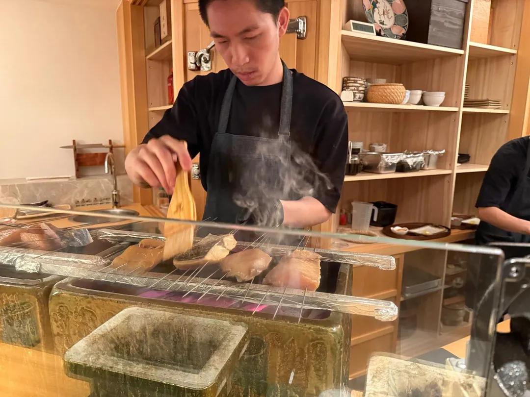 整場兩小時忙得不停手的職人。（圖／黃宏輝提供）