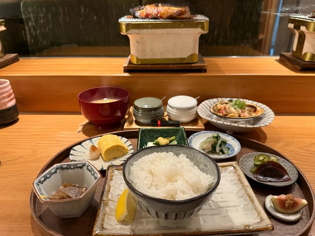 套餐與爐上魚。（圖／黃宏輝提供）