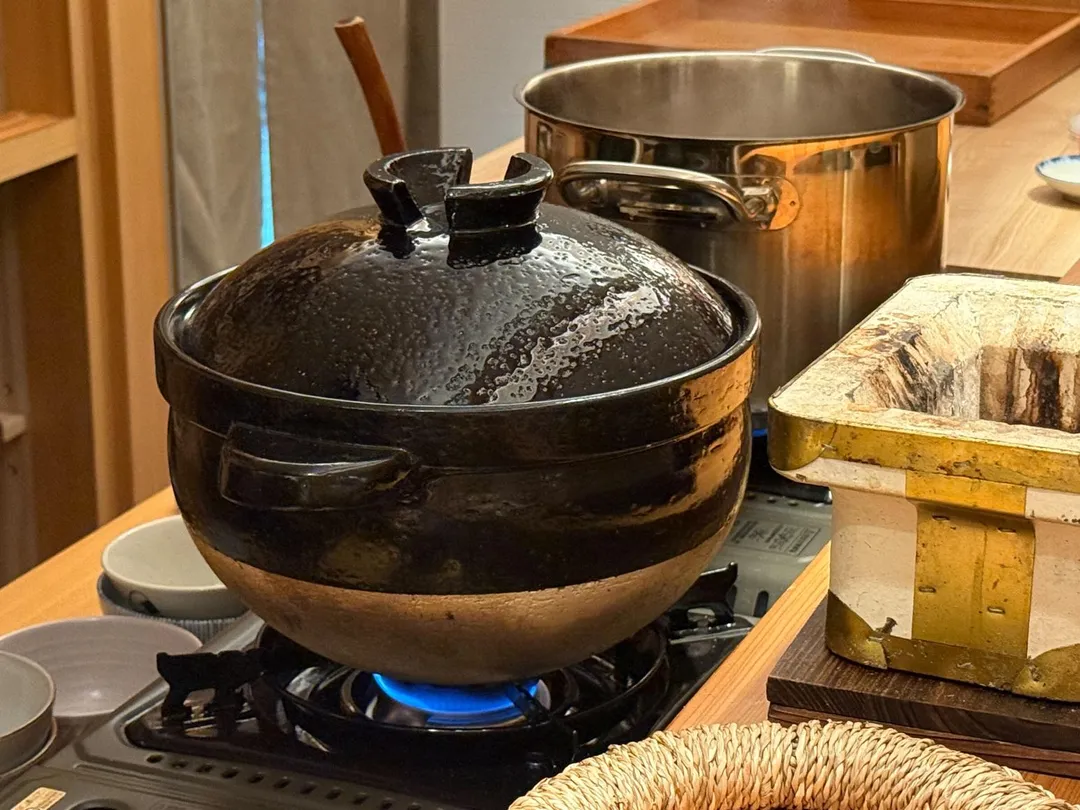 陶鍋保溫炊熟。（圖／黃宏輝提供）