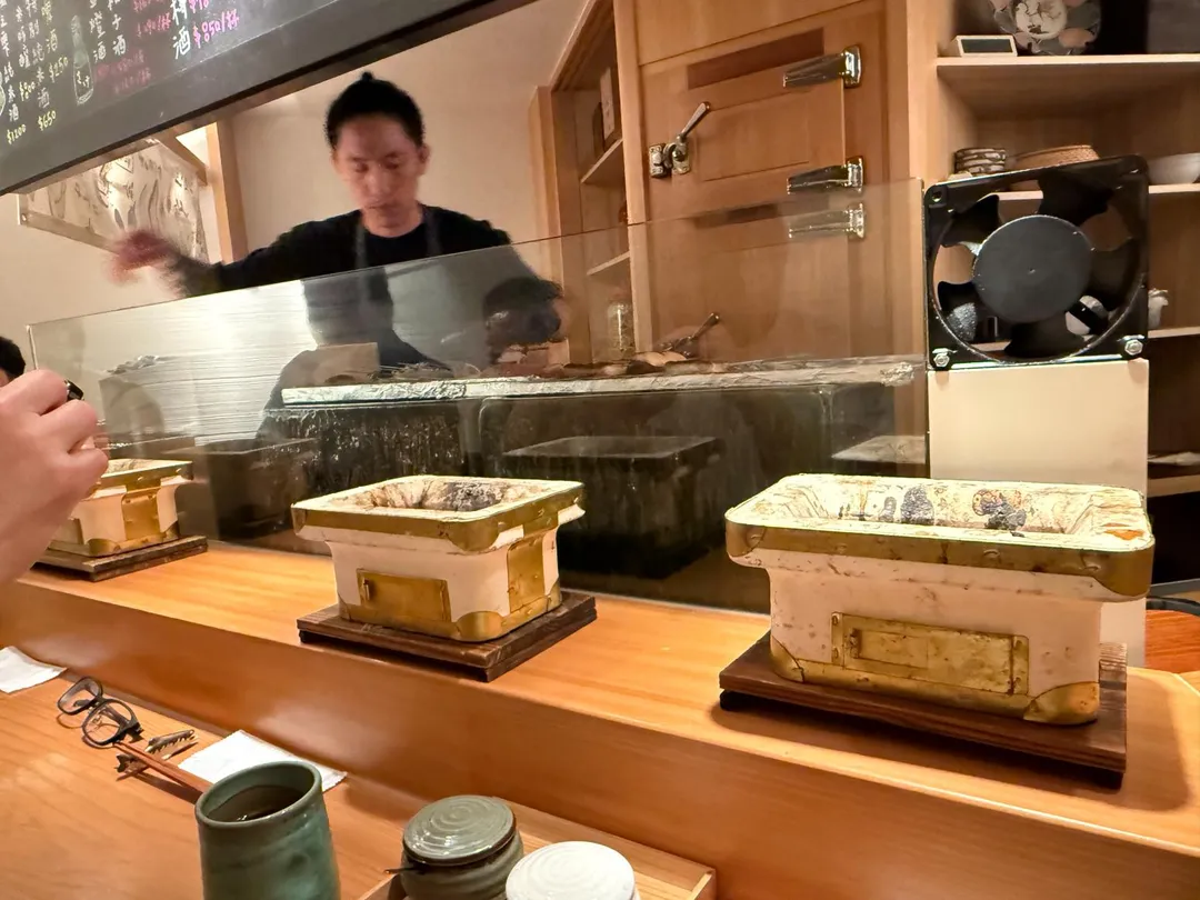 主烤檯和個人爐灶。（圖／黃宏輝提供）