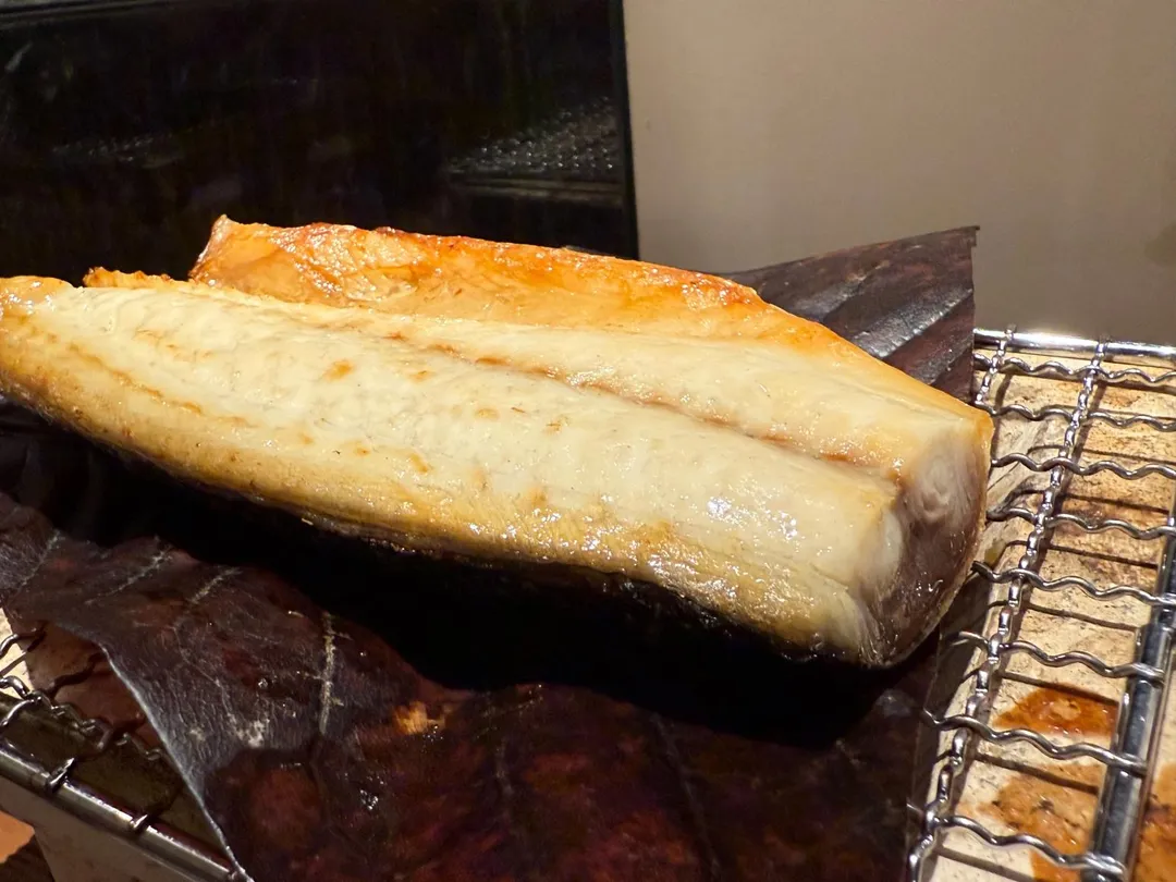 六公分厚鹽燒鯖魚。（圖／黃宏輝提供）