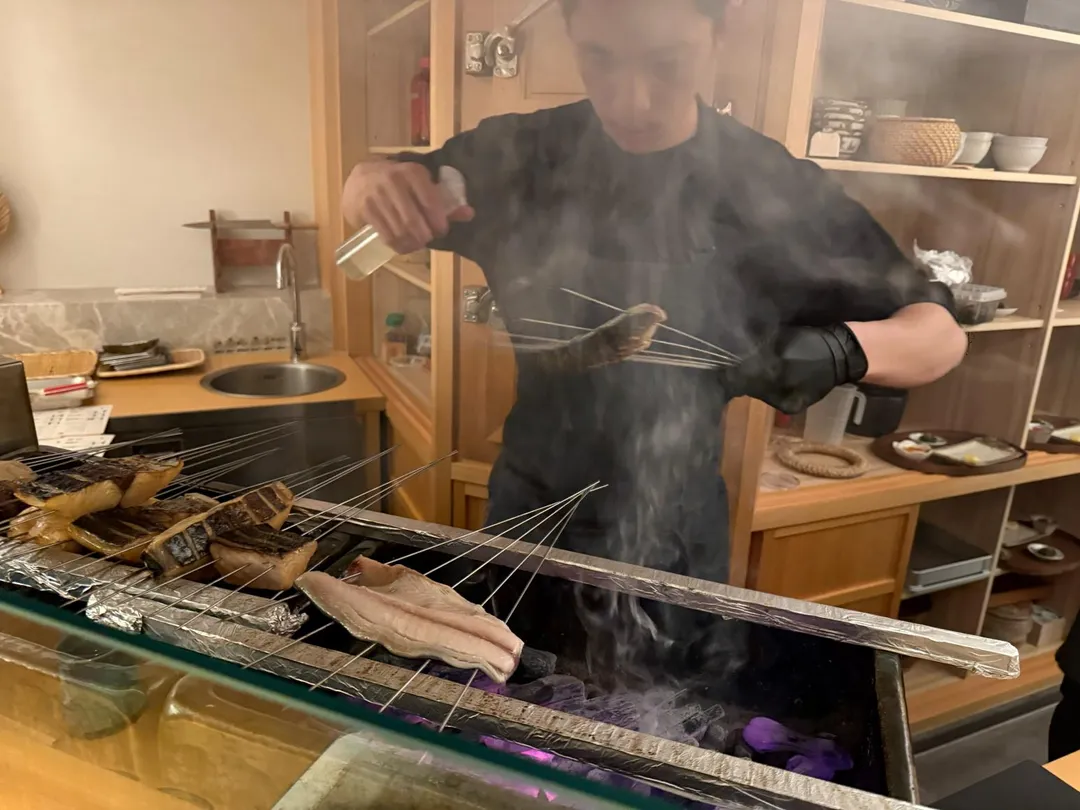 噴鹽水於鯖魚。（圖／黃宏輝提供）