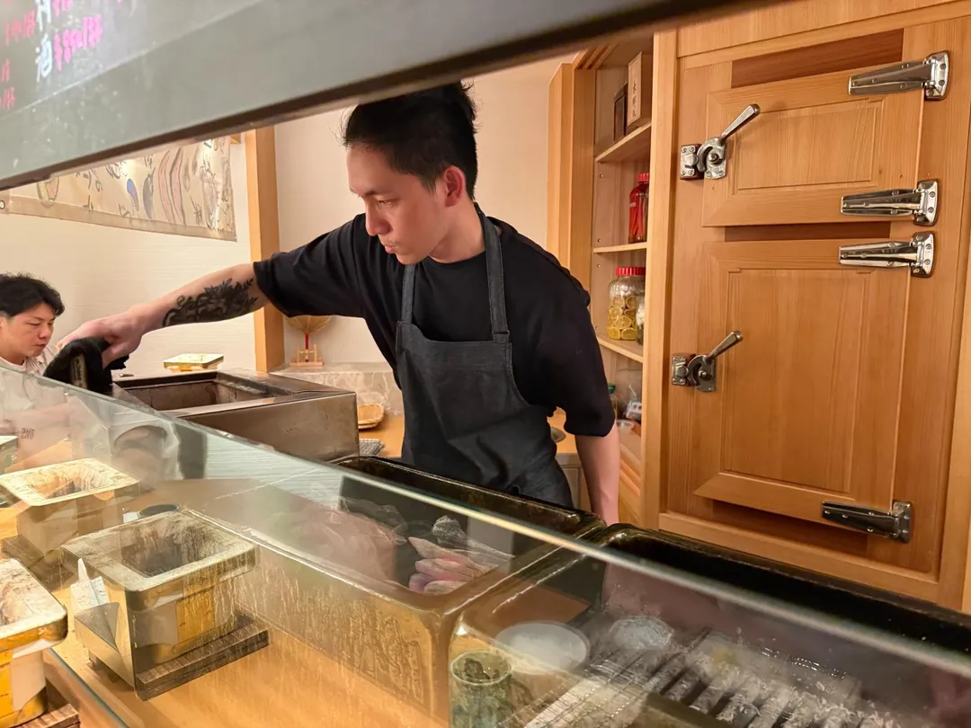 料理長親自清理善後。（圖／黃宏輝提供）