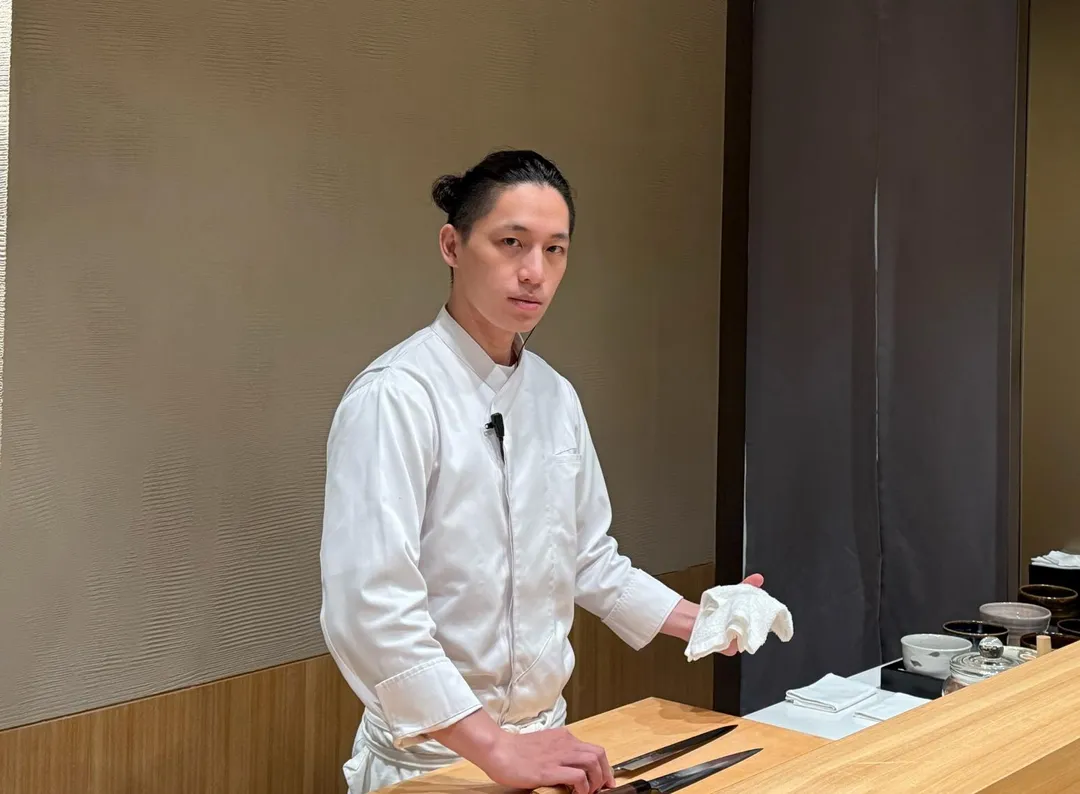 當時任職割烹料理長的余沁儒。（圖／黃宏輝提供）