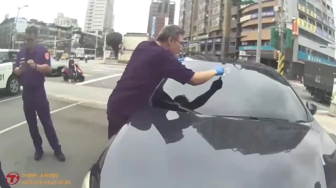 鑑識人員仔細採證確認是鳥屎。(圖/翻攝畫面)