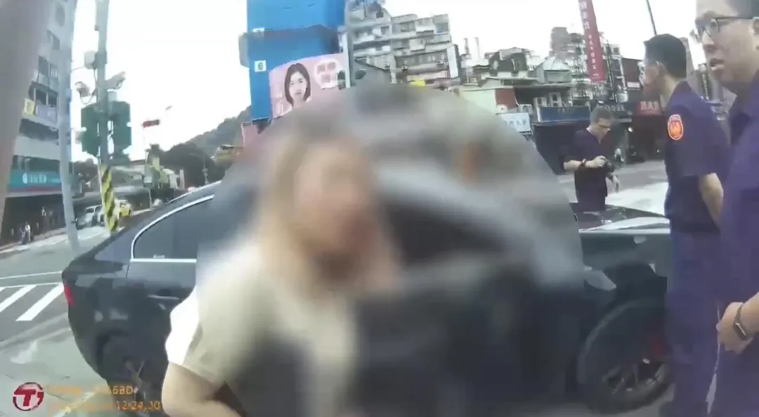 女子焦急向警方表示車子遭槍擊。(圖/翻攝畫面)